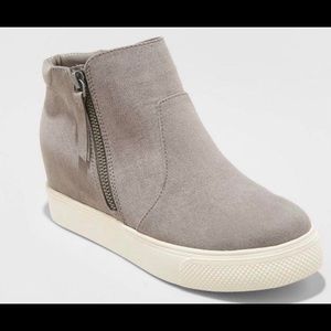 Universal thread platform wedge sneakers